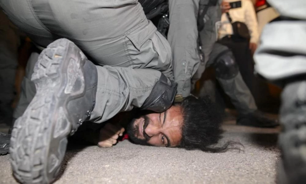 Συγκλονιστική εικόνα αλά Φλόιντ για την ισραηλινή βία κατά των Παλαιστινίων